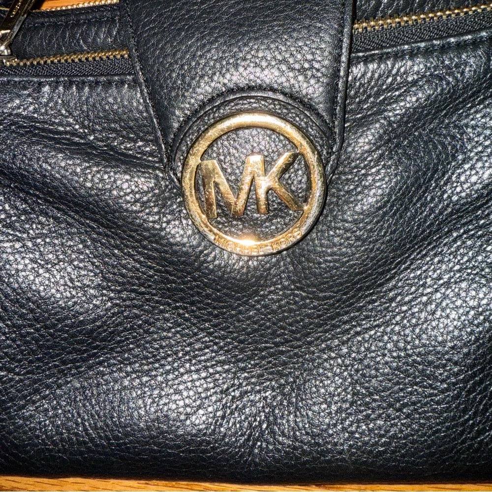 Michael Kors Black Crossbody Bag w/Built in Wallet & Gold Logo & Hardware, UGC - Picture 4 of 16